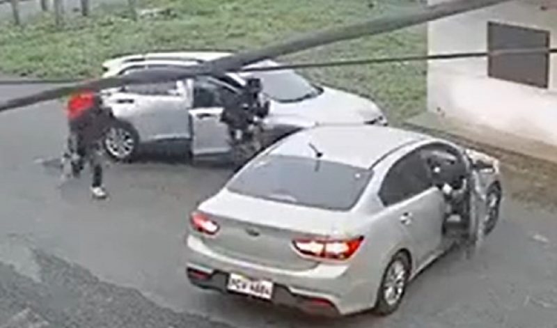 Homens armados sequestraram menina em plena luz do dia no Equador