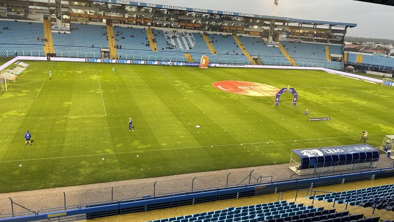 Chuva "ajuda" a prejudicar a vinda dos torcedores ao estádio da Ressacada, casa do Avaí