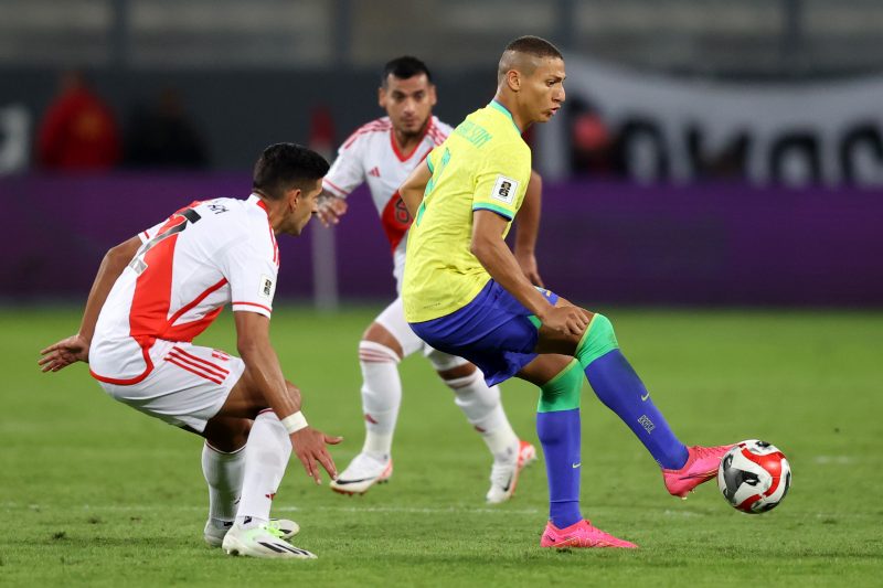 Richarlison em ação contra o Peru; centroavante passou novamente em branco em jogo da Seleção Brasileira