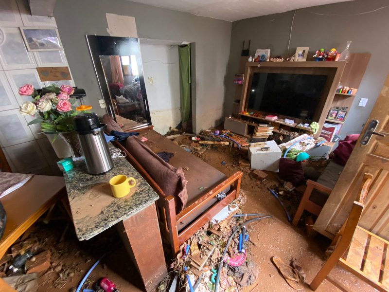 Resid&ecirc;ncia teve estrutura e m&oacute;veis destru&iacute;dos ap&oacute;s invas&atilde;o da &aacute;gua – Foto: Leo Munhoz/ND