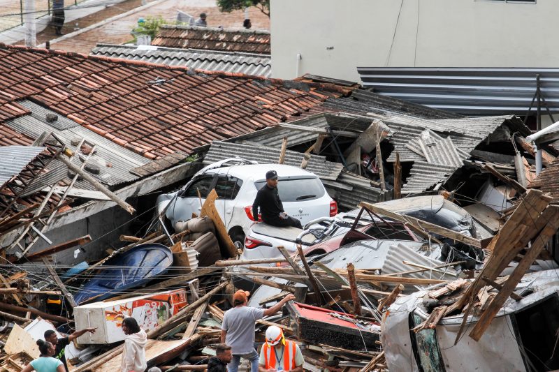 Destroços das casas e carros após o rompimento do reservatório da Casan