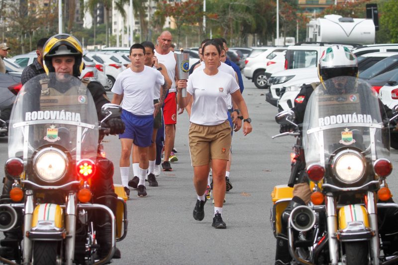 Sargento Ana, da PMSC, com a tocha – Foto: Leo Munhoz/ND