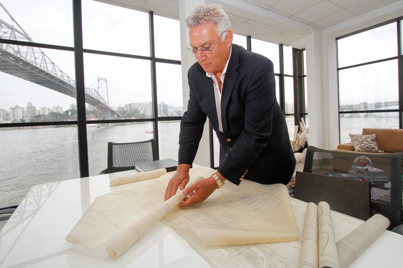 Schaefer com desenhos de 40 anos atr&aacute;s – Foto: Leo Munhoz/ND