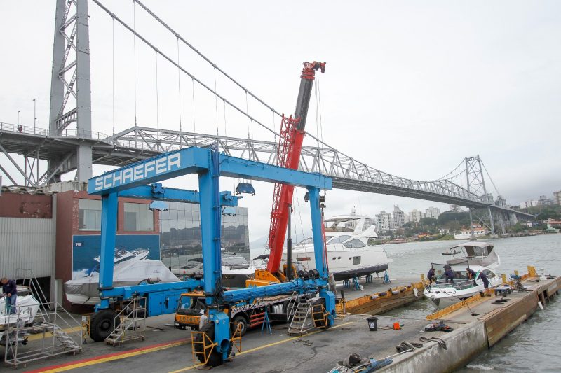 Schaefer Yachts na cabeceira da Ponte Herc&iacute;lio Luz – Foto: Leo Munho/ND