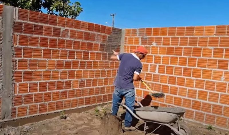 Pedreiro mostra forma de chapiscar parede