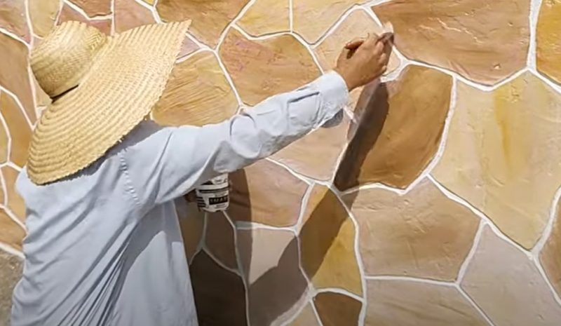 Pedreiro usa a criatividade e dá repaginada em muro 