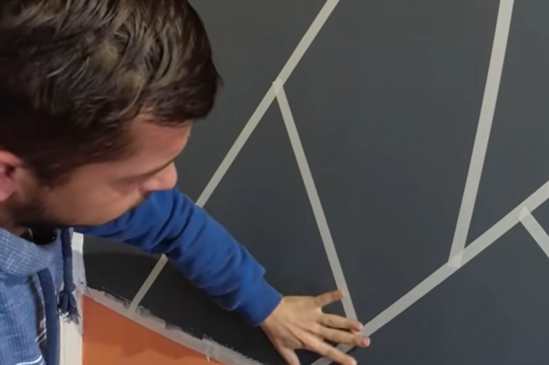 Pedreiro cria parede charmosa com textura geométrica 
