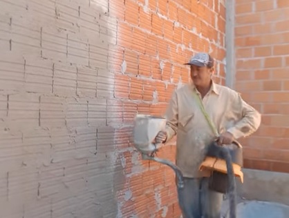 pedreiro inova e cria chapiscador caseiro 