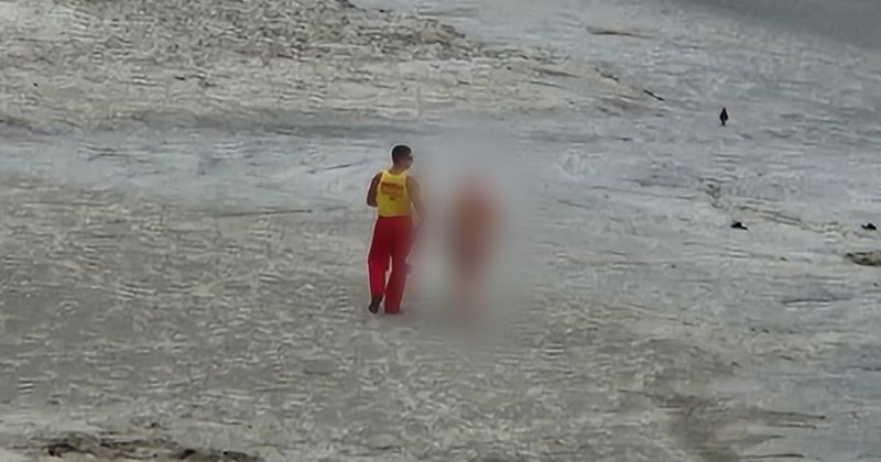A naked woman was filmed in Praia Central.