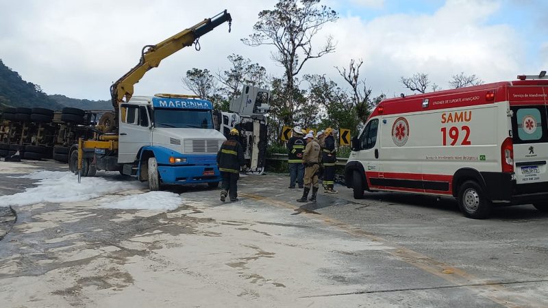 Motorista de 38 anos morreu ap&oacute;s caminh&atilde;o tombar – Foto: Marcelo Tomazzelli/NDTV