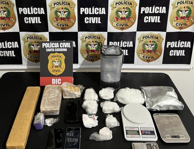 Carro foi abordado nesta quarta-feira (20) por policiais que acompanhavam a movimentação do trio há algumas semanas - Foto: Polícia Civil/Divulgação/ND