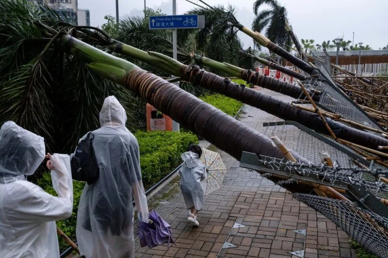 Em Hong Kong, os ventos chegaram a 200 km/h – Foto: Alastair Pike/AFP/ND