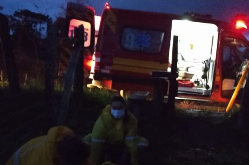 V&iacute;tima apresentava suspeita de traumatismo craniano ap&oacute;s acidente – Foto: Bombeiros de Major Vieira/Divulga&ccedil;&atilde;o/ND