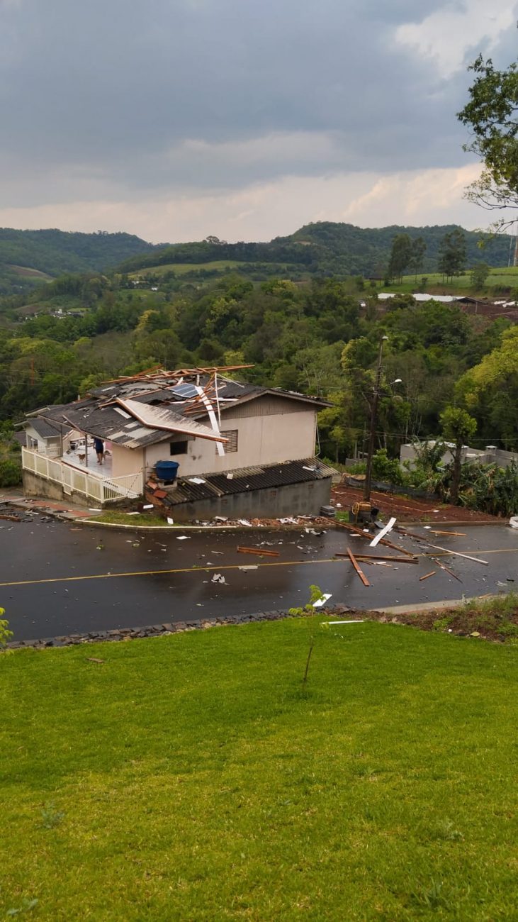 Uma casa ficou destelhada em Peritiba. - Corpo de Bombeiros Militar/Reprodução/ND