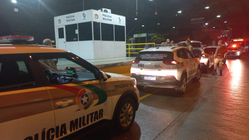 Janela de ônibus foi quebrada por homem com pedaço de pau. 