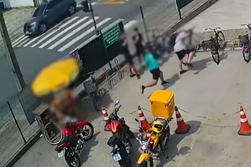 Momento em que o adolescente &eacute; agredido – Foto: Reprodu&ccedil;&atilde;o/Redes Sociais/ND