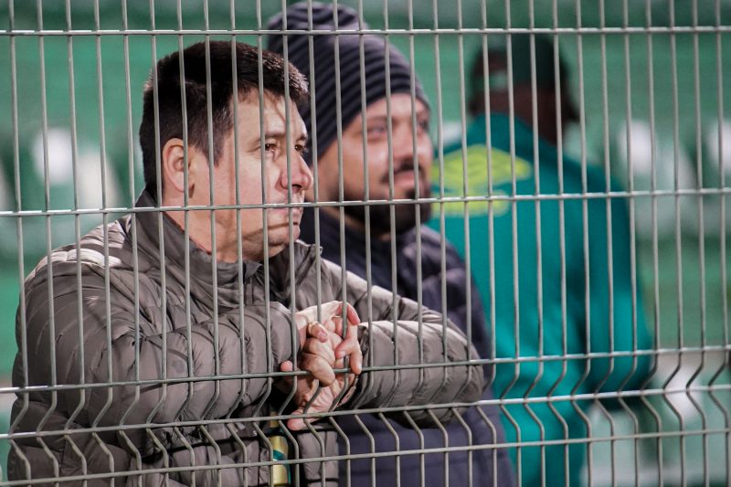 Torcedor preocupado na Arena Cond&aacute; durante a derrota para o Guarani – Foto: Tiago Meneghini | ACF | ND