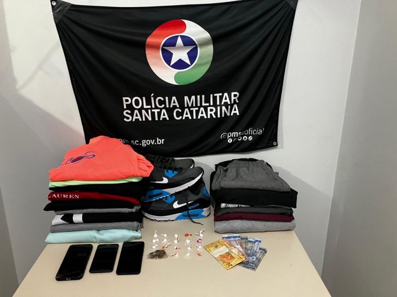 Jovem teria furtado itens de uma loja. 