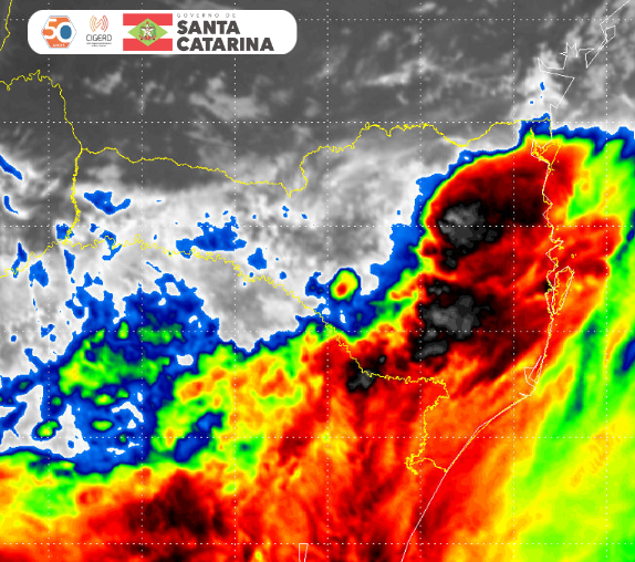 Céu fica claro pela manhã mas chuva toma conta ao longo do dia 