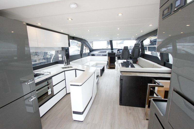 Interior de um iate da Schaefer Yachts – Foto: Leo Munhoz/ND