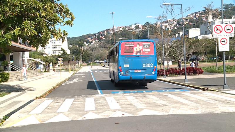 Corredor exclusivo para &ocirc;nibus na UFSC funciona desde 2022 e apresenta redu&ccedil;&atilde;o de cerca de 15 minutos em viagens – Foto: Vitor Miranda/NDTV/Reprodu&ccedil;&atilde;o