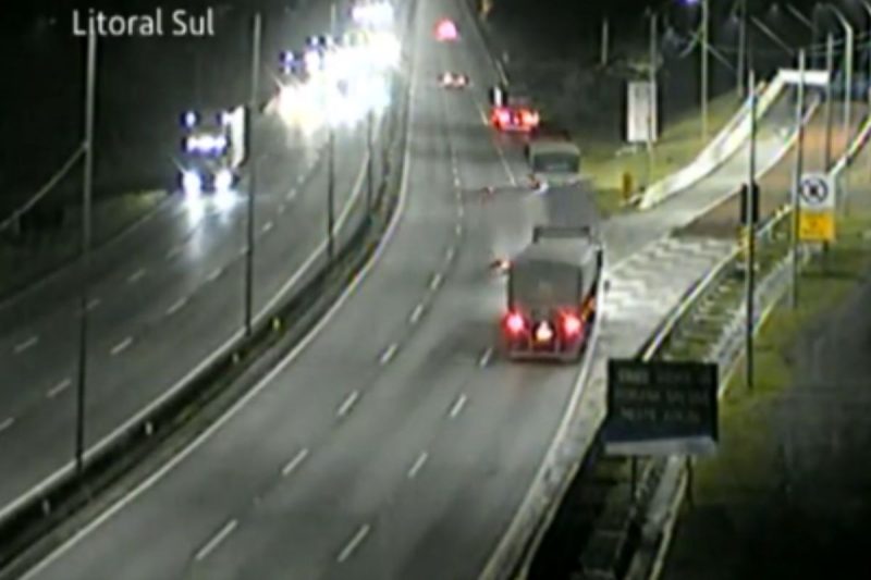 Momento em que caminhão corta a frente de outro veículo para acessar a Área de Escape da BR-376