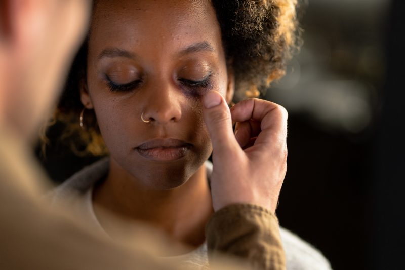 Na foto, homem enxuga lágrima de mulher negra. Foto ilustra vítimas de violência em SC. 