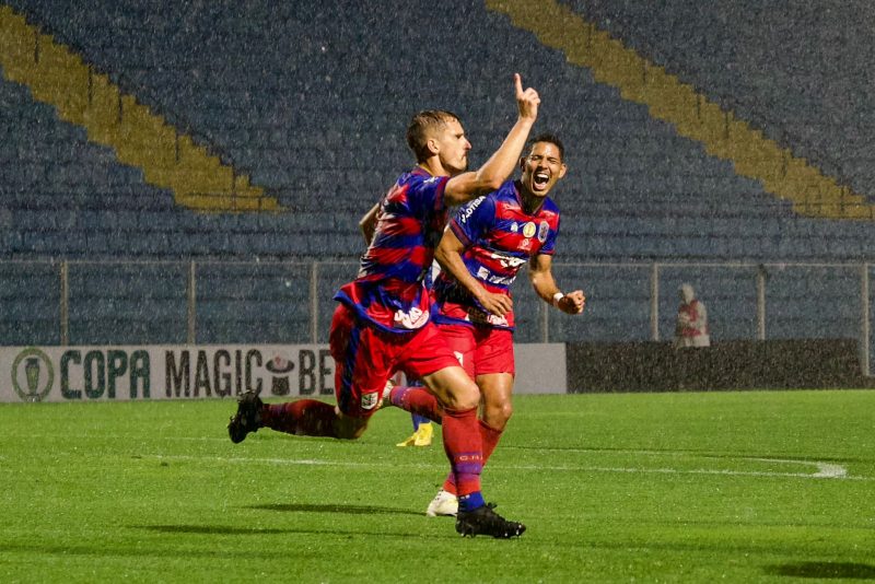 Marc&iacute;lio Dias buscou virada rel&acirc;mpago na Ressacada – Foto: Bruno Golembiewski/CNMD/ND