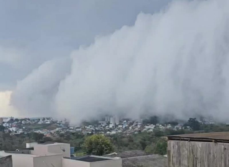Imagem mostra nuvem escura engolindo bairros de Chapecó neste domingo à tarde