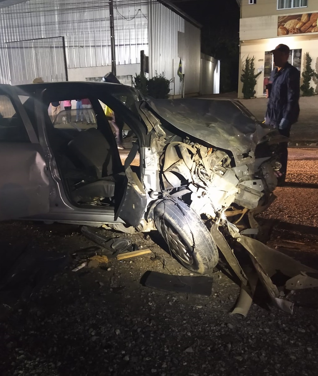 Ocupantes da caminhonete saíram ilesos após acidente grave, neste domingo (10) - Corpo de Bombeiros Militar/Divulgação/ND
