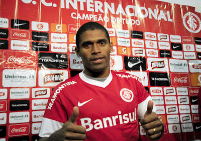 Ygor na chegada ao Inter – Foto: Alexandre Lops/ND