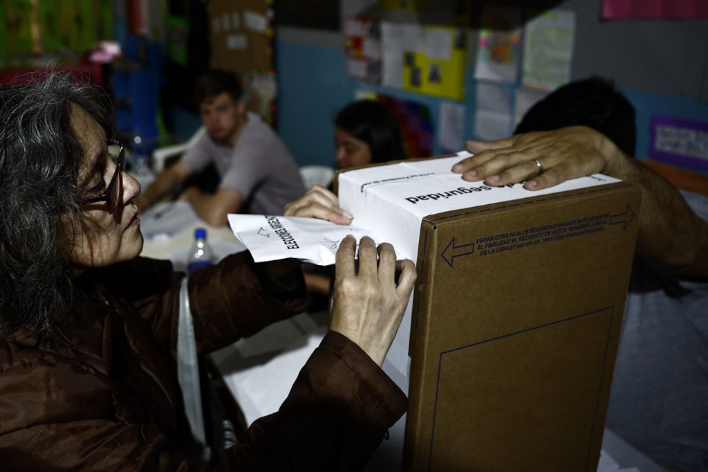 Argentina inicia apuração das eleições e bate recorde de ausentes