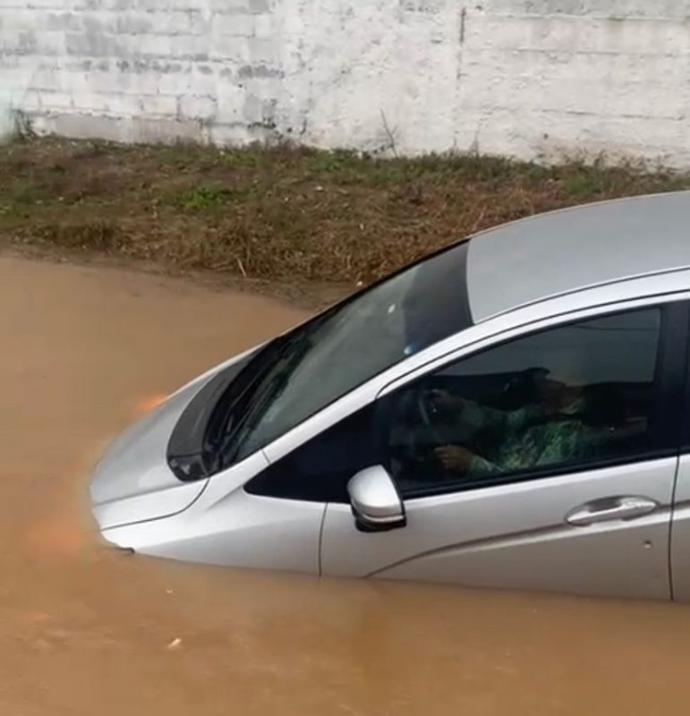Mulher &eacute; arrastada pela &aacute;gua em Cambori&uacute; – Foto: Reprodu&ccedil;&atilde;o/Vanderlei dos Santos