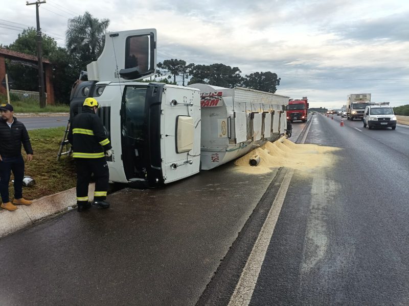 Caminh&atilde;o tombou nesta ter&ccedil;a-feira – Foto: Reprodu&ccedil;&atilde;o/CBM