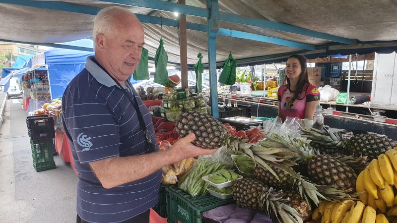 Raulino Br&uuml;ning procura evitar os ultraprocessados e priorizar feiras aos supermercados – Foto: Jullia Gouveia