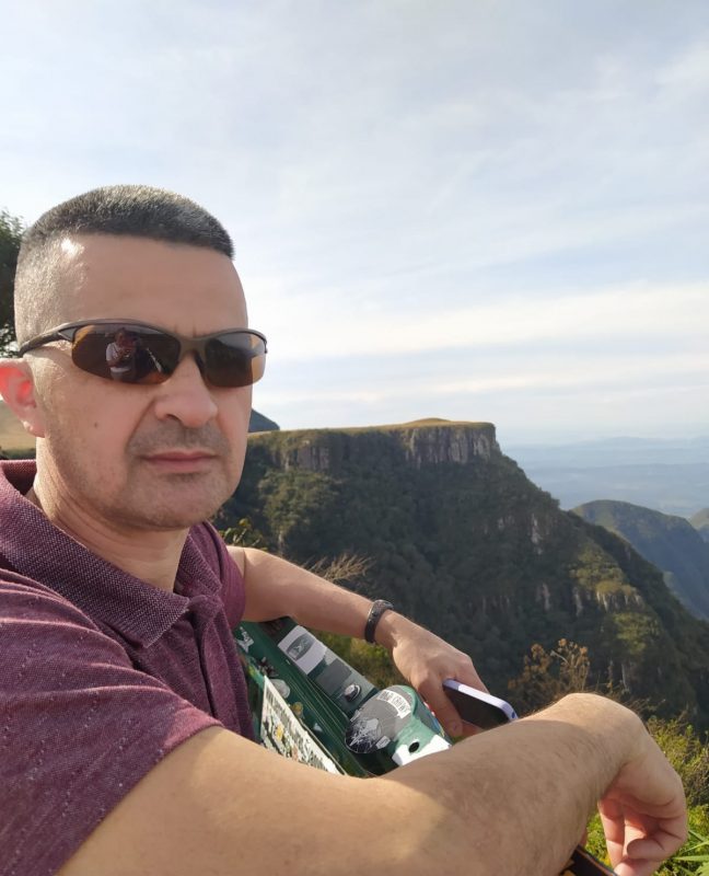 Motorista do carro n&atilde;o resistiu aos ferimentos ap&oacute;s bater contra um &ocirc;nibus na rodovia que liga Gaspar a Brusque, neste s&aacute;bado (21) – Foto: Redes Sociais/Divulga&ccedil;&atilde;o/ND