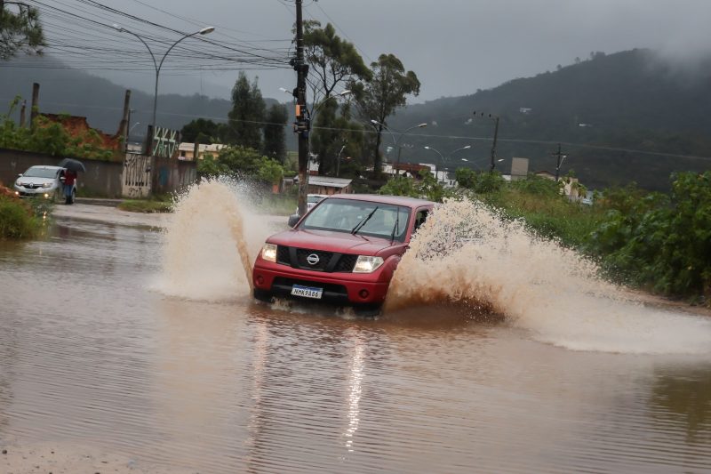 Alagamento no bairro Rio Vermelho, em Florian&oacute;polis – Foto: BIANCA TARANTIN/ESPECIAL PARA O ND