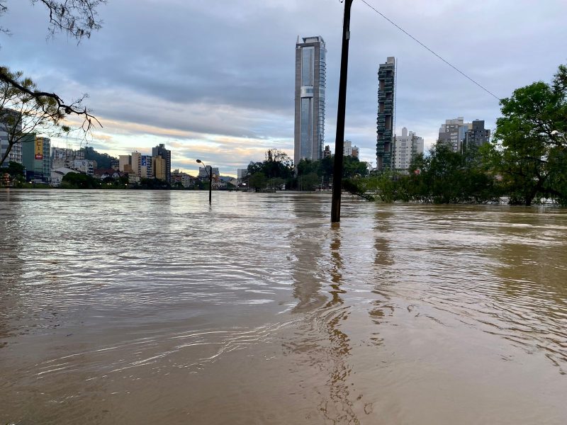 Rio Itajaí-Açu deve diminuir nas próximas horas em Blumenau