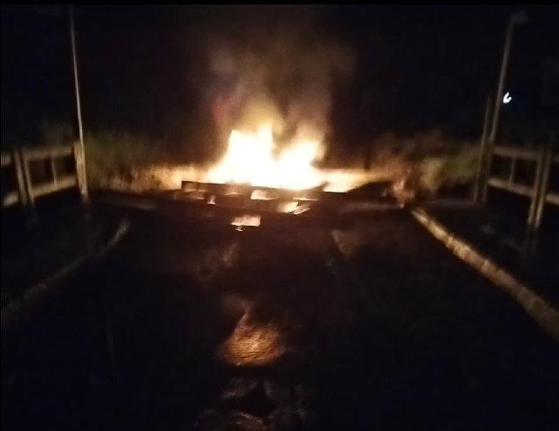 Forças policiais foram mobilizadas para viabilizar manobra de fechamento da barragem na noite deste sábado (7) - Foto: Redes Sociais/Divulgação/ND