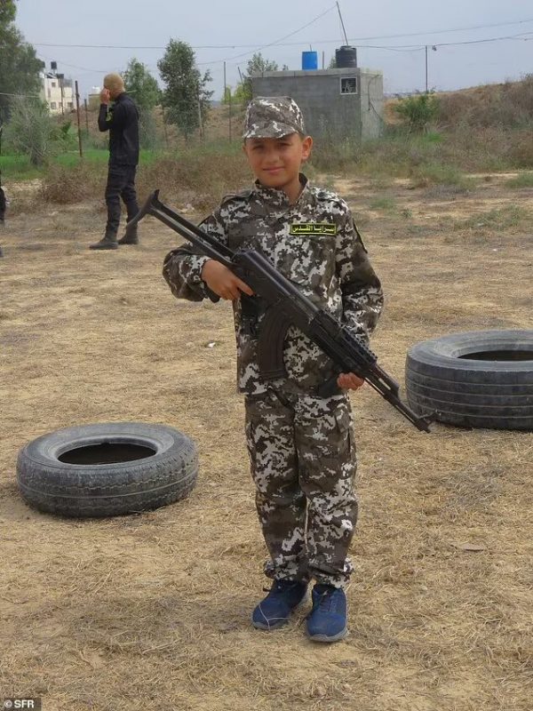 Le immagini mostrano giovani uomini che trasportano armi pesanti e sparano a civili – Foto: SFR/Telegram/Reproduction/ND
