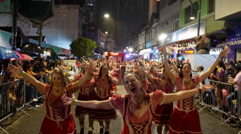 Até o momento, o desfile da Oktoberfest Blumenau deste sábado (14) está confirmado às 16h 