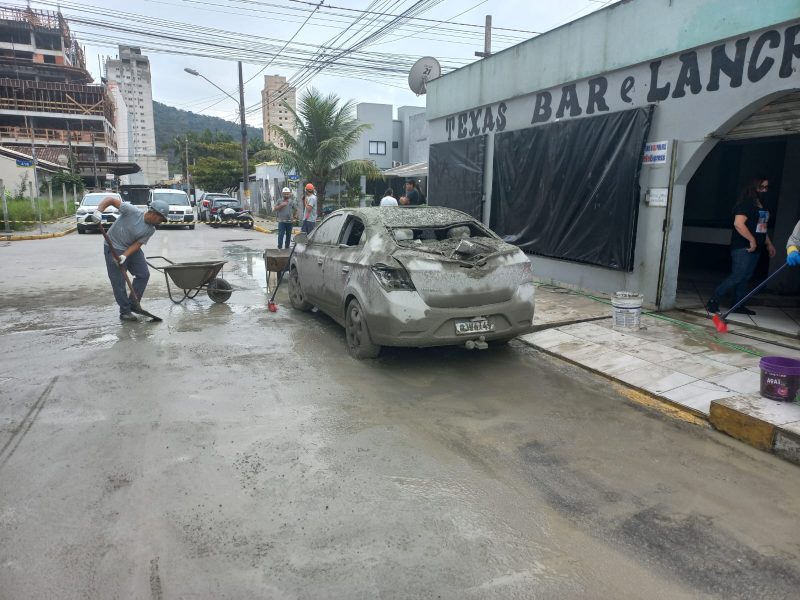 Carro ficou danificado – Foto: Reprodu&ccedil;&atilde;o/Pol&iacute;cia Militar
