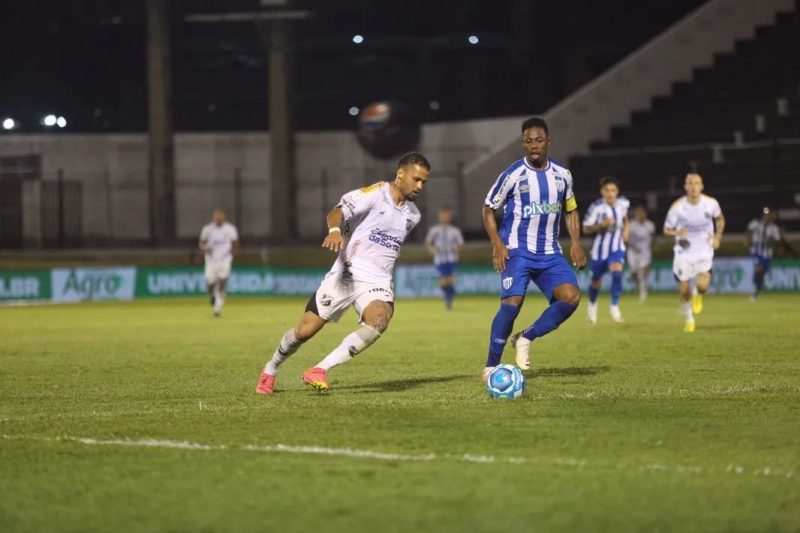 Volante Wellington do Avaí tenta marcar jogador do ABC que está com a bola