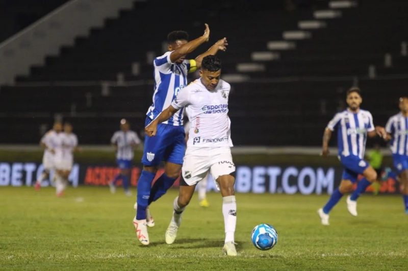 Volante Wellington, do Avaí, tenta desarmar jogador do ABC