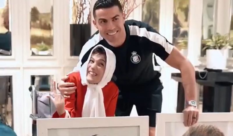 Jogador deu abra&ccedil;o na artista como forma de agradecimento – Foto: Reprodu&ccedil;&atilde;o/Internet/ND