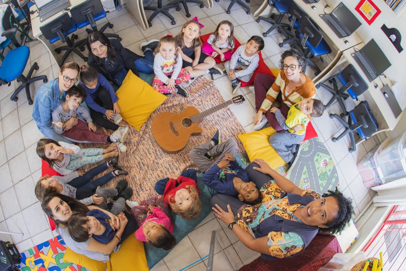 As crianças se encantam com o podcast musical, reação que serve de incentivo para as professoras