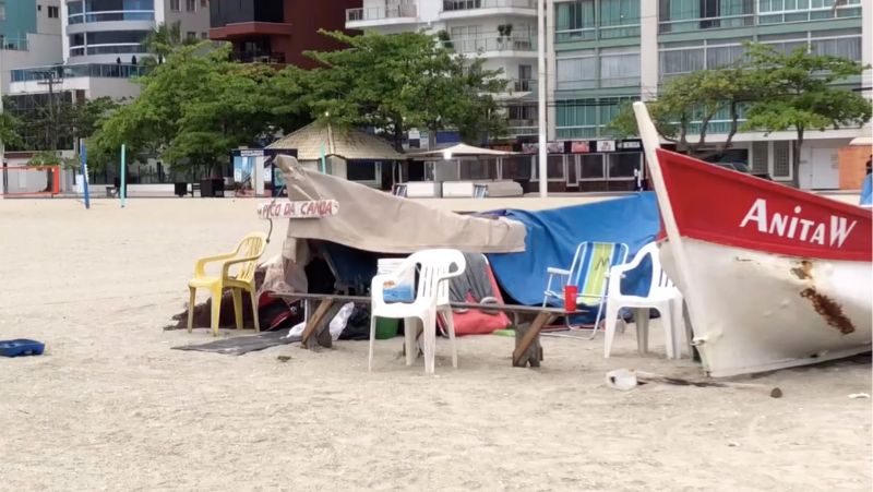 Acampamento montado na faixa de areia da praia central de Balneário Camboriú