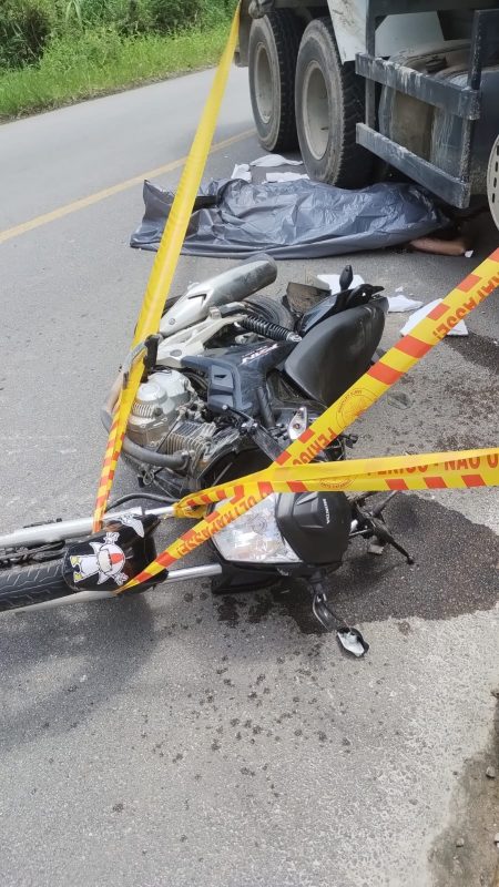 Moto de v&iacute;tima fatal em acidente de tr&acirc;nsito em Itapema ficou destru&iacute;da. – Foto: Divulga&ccedil;&atilde;o/Pol&iacute;cia Militar de Santa Catarina