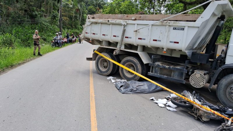 An accident between a motorcycle and a truck in Itapema resulted in loss of life.  – Photo: Disclosure/Military Police of Santa Catarina