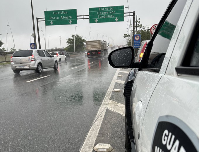 Motoristas devem redobrar a aten&ccedil;&atilde;o no tr&acirc;nsito por conta da pista molhada – Foto: @RicardoPastrana/GMF/Divulga&ccedil;&atilde;o/ND
